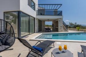 Luxury Villa RoMa 1 ,with heated saltwater pool, parking, high speed Internet, BBQ,