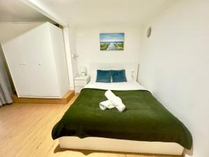 Prime 1BR Near Transport and Retail