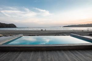 Beachfront Luxury and Pool 4BR Villa Linda