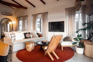 Beachfront Luxury and Pool 4BR Villa Linda