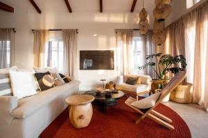 Beachfront Luxury and Pool 4BR Villa Linda