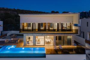 Villa Ramarin 1 with heated pool, jacuzzi and sauna by the sea in Rogoznica