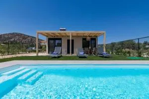 Elegant House with Private Pool - Marathón