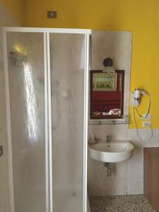Dreibettzimmer mit eigener Dusche und Gemeinschaftsbad