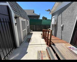 Charming Casitatoo yourself near Midtown, Train and Freeway