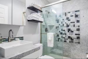 2 bed 2 bath penthouse condo with AC and Ocean Views