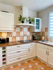 Appartements Sejourner dans un grand appartement 1 minute des transports et a seulement 8 minutes de Paris ! : photos des chambres