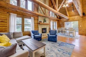 On-Site Lake and Gazebo Cabin in Yellow Springs!