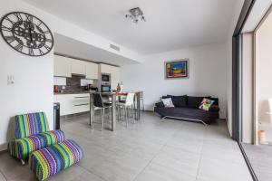 Appartements T2 d'exception 100m plage terrasse vue mer et montagnes : photos des chambres