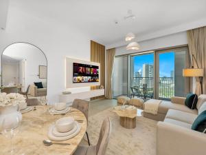 Blissful Stays - Luxury Two Bedroom Apartment at Downtown Views II- 5 min walk to Dubai Mall, Burj Khalifa with Infinity Pool