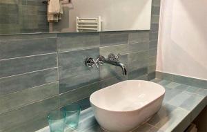 Maisons de vacances Beautiful Home In Gonfaron : photos des chambres
