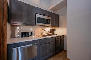 Cove Creek Lodge 206 Standard King Room