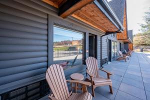 Cove Creek Lodge 206 Standard King Room