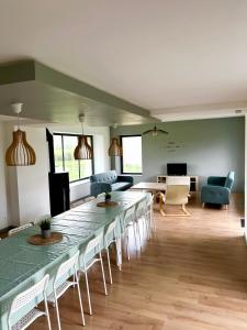 Maison des H, au bord de lEtang