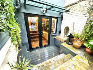 Modern flat with KING bed, garden & outdoor dining