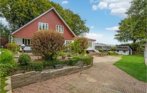 Lovely Home In Børkop With Kitchen