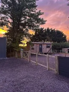 Cybi, Modern Shepherds Hut with Games Room Access - Llanddona