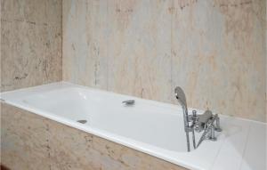 Maisons de vacances Amazing Home In Leognan With Sauna : photos des chambres