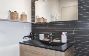 Maisons de vacances Amazing Home In Leognan With Sauna : Maison de Vacances 8 Chambres