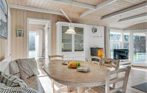 Three-Bedroom Holiday Home With A Fireplace In Melby