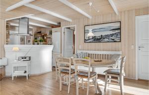 Three-Bedroom Holiday Home With A Fireplace In Melby