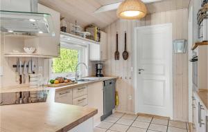 Three-Bedroom Holiday Home With A Fireplace In Melby