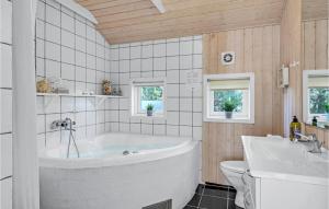 Three-Bedroom Holiday Home With A Fireplace In Melby