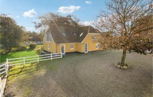 3 Bedroom Cozy Home In Løgstrup