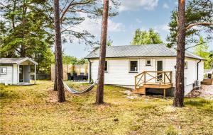 Cozy Home In Yngsjö With Kitchen