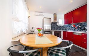 Beautiful Apartment In Karin Gornji