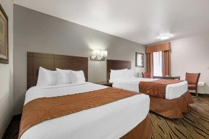 Double Room with Two Double Beds - Smoking room in Best Western Red Carpet Inn Hereford