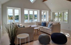 Lovely Home In Stillingsön With Wifi