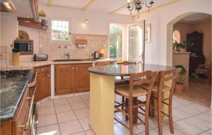 Maisons de vacances Amazing Home In St-Privat-Des-Vieux : photos des chambres