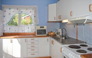 2 Bedroom Gorgeous Home In Alstermo