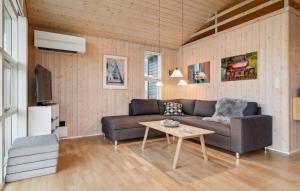 Nice Home In Glesborg With Sauna