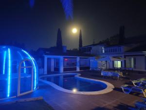 habitaciones en Chalet con piscina y jacuzzi en Madrid