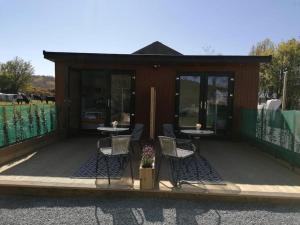 Bumble Bee Lodge, ROOM 1