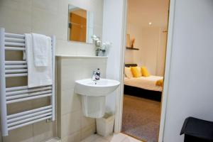 Home2Home 2 bedroom & 2 bathroom central Apartment with FREE PARKING near University and Hospital