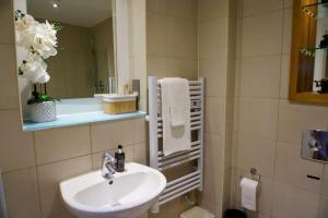 Home2Home 2 bedroom & 2 bathroom central Apartment with FREE PARKING near University and Hospital