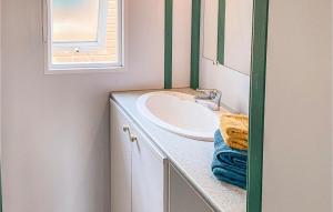 Maisons de vacances Lovely Home In La Faute-Sur-Mer : photos des chambres
