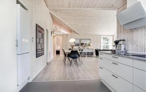 Beautiful Home In Rømø With Kitchen