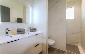 Maisons de vacances Gorgeous Home In Cleon D'andran : photos des chambres