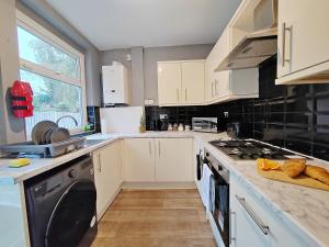 Central Manchester Modern 4 Bed House - free parking
