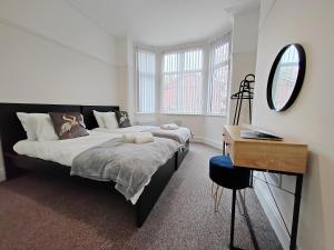 Central Manchester Modern 4 Bed House - free parking