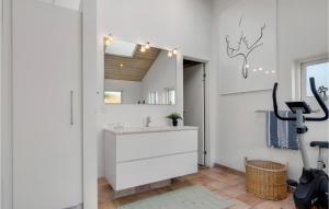 Stunning Home In Esbjerg V With Kitchen