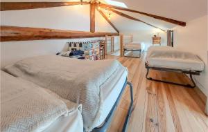 Maisons de vacances Awesome Home In Margerie-Chantagret : photos des chambres
