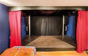 Maisons de vacances Gorgeous Home In Francheville With Wifi : photos des chambres
