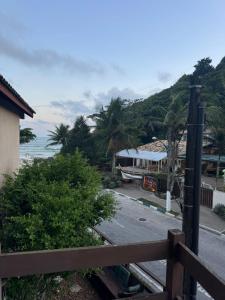 Quarto lateral da beira mar - tombo - guarujá