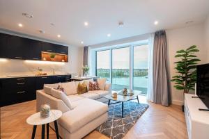 Lux 2 bed 2 bath with Riverviews