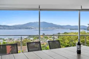 House on the Hillside with City Views Sleeps 12 - Tranmere